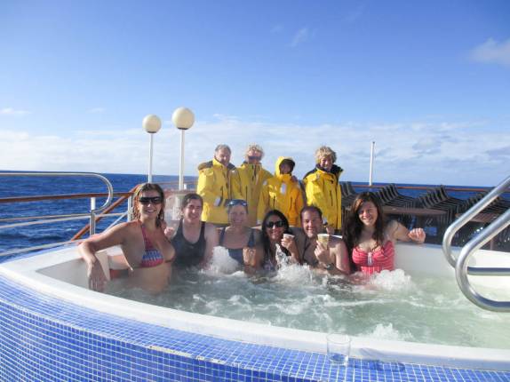 Quente dentro da piscina, frio fora dela, em alto mar, entre Falkland e Geórgia do Sul